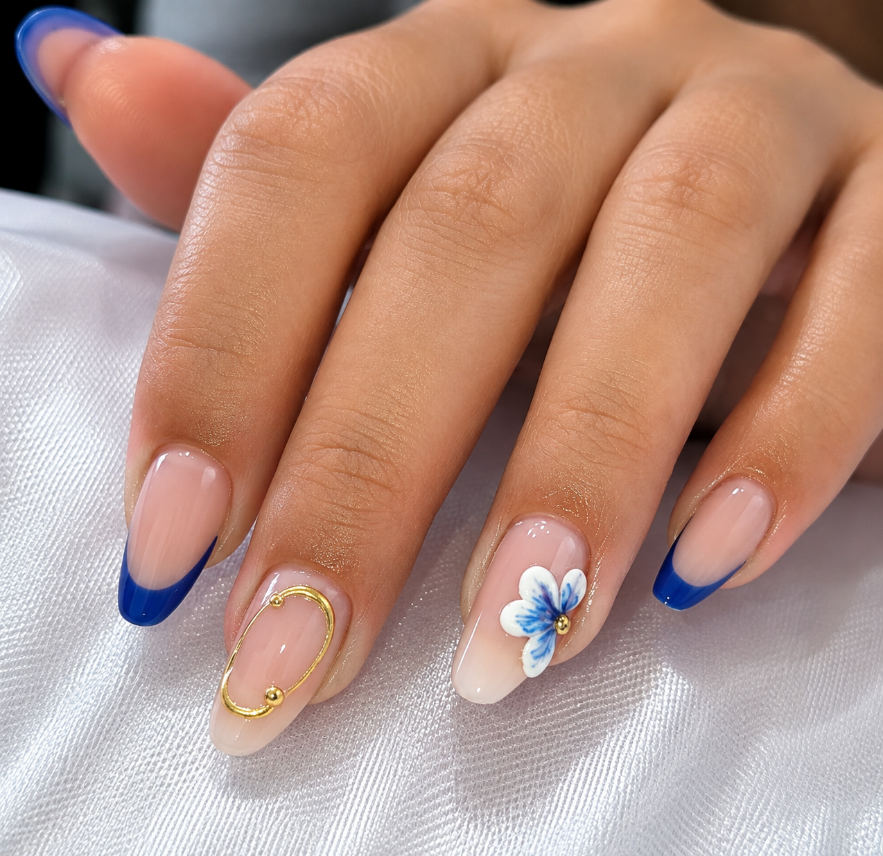 Francesinha azul royal com flor 3D e detalhe dourado