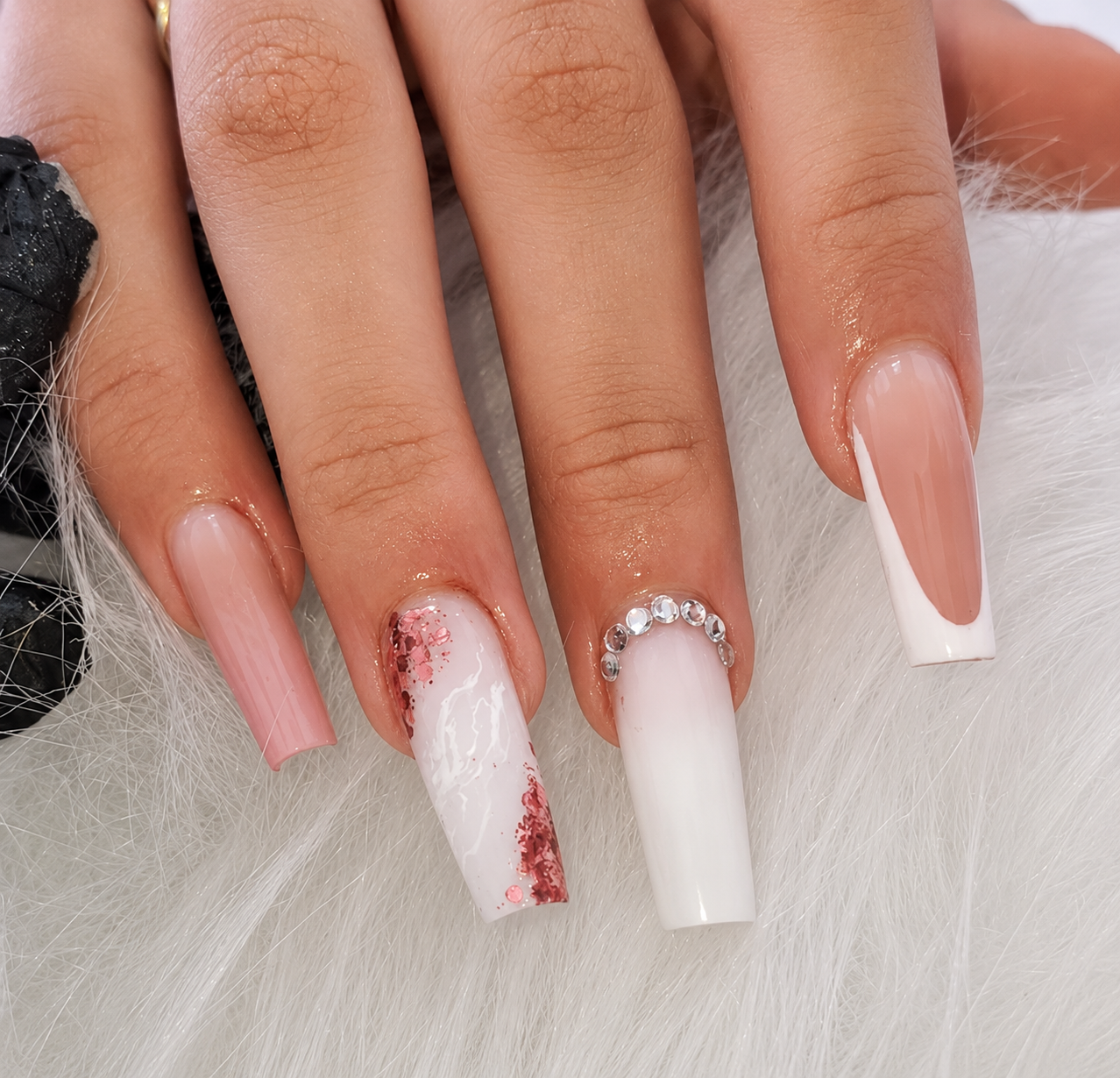 Unhas longas em degradê branco com glitter rosé e pedrarias, por Ana Julia Dias
